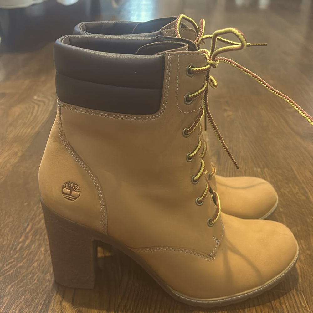 Timberland lace up heeled boot size 8.5